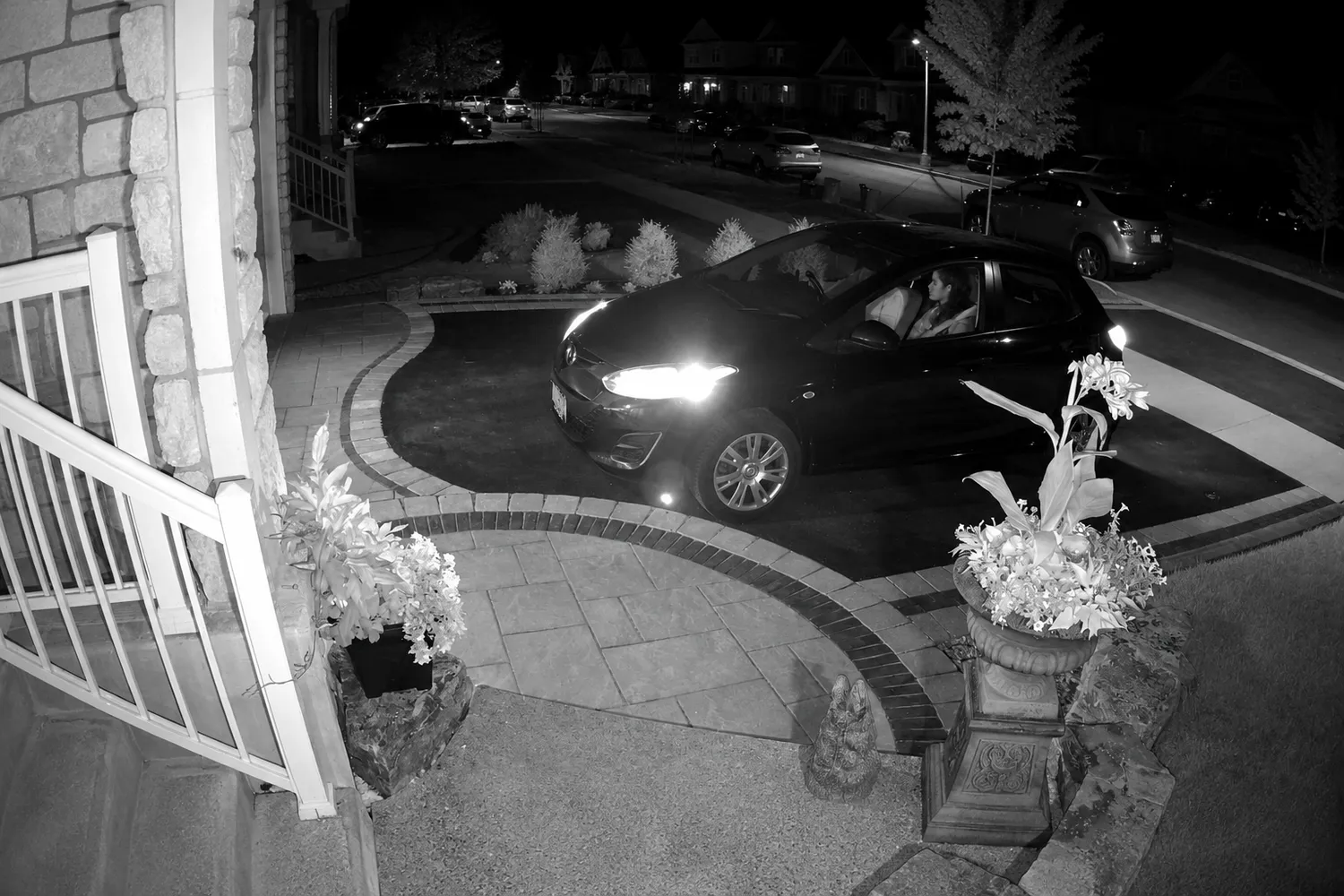 Caméra de surveillance avec vision nocturne infrarouge filmant dans l'obscurité