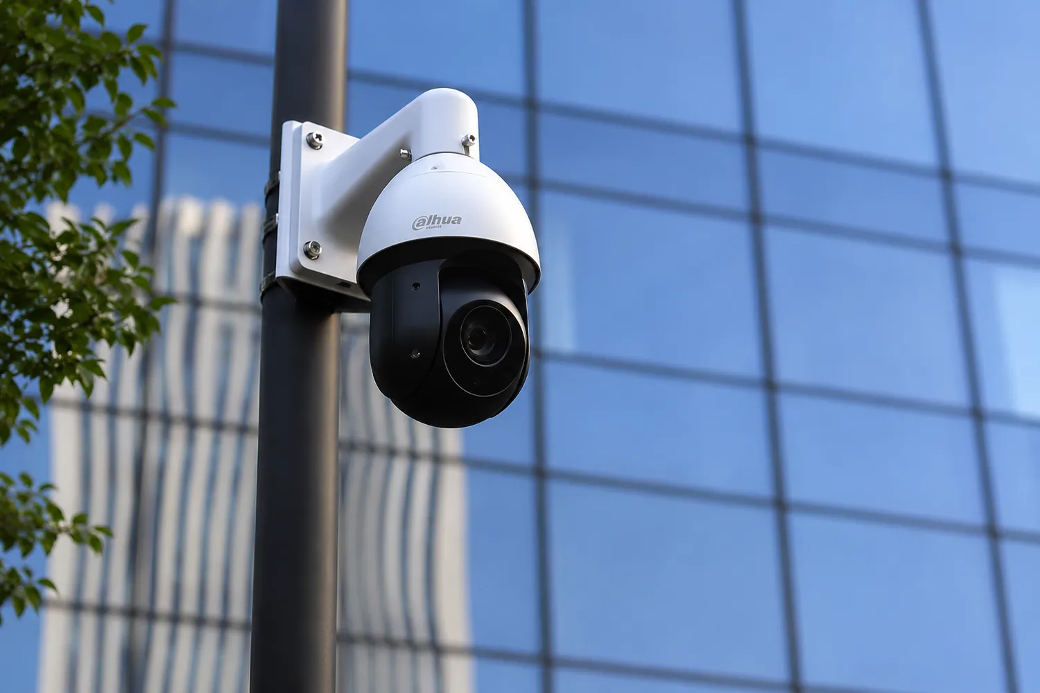 Caméra Dahua TiOC 2.0 installée en extérieur avec ses projecteurs de dissuasion